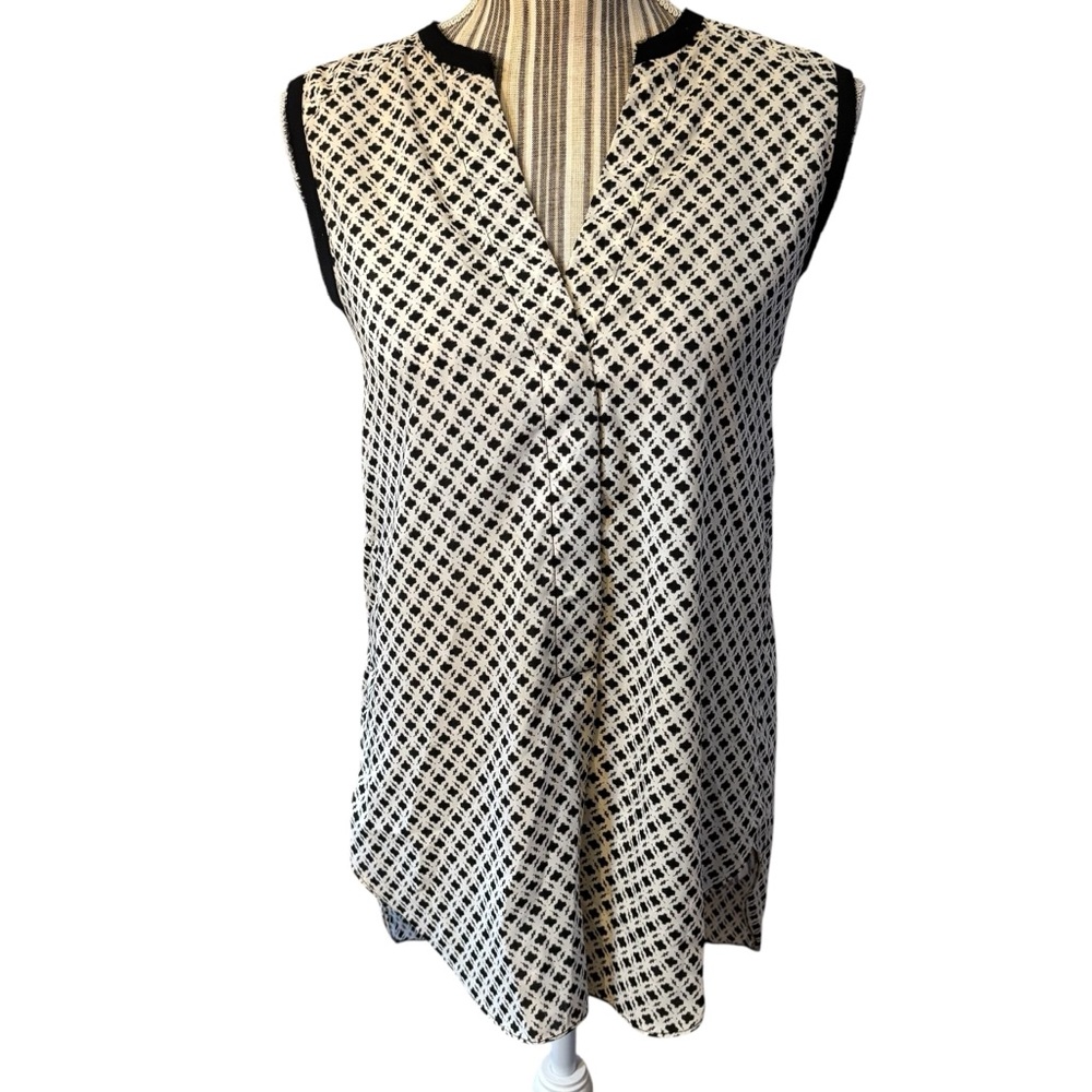 H&M Blouse Size 2 White Black Geometric Sleeveless Frayed Trim High-Lo 1/2 Snap